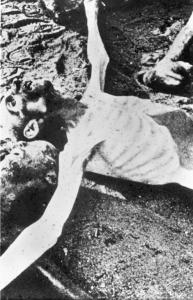 Seconda guerra mondiale - Nazismo - Germania - Campo di concentramento di Bergen Belsen - Liberazione - Cadavere nudo morto di stenti