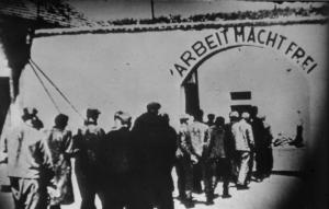 Seconda guerra mondiale - Nazismo - Repubblica Ceca - Campo di concentramento di Theresienstadt (Terezin) - Ingresso della prigione - Scritta "Arbeit macht frei" - Prigionieri entrano nel campo