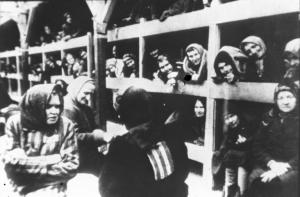 Seconda guerra mondiale - Nazismo - Polonia - Campo di concentramento di Auschwitz - Interno di baracca - Dormitorio - Donne sopravvissute sui "letti" dopo la liberazione