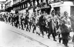 Seconda guerra mondiale - Milano - Via Dante - Ritirata (?) dei militari tedeschi in marcia con valigie