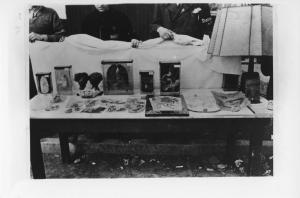Scena di un film-documentario - Germania - Campo di concentramento di Buchenwald - Nazismo - Dopo la liberazione - Banchetto - Esibizione di oggetti trovati nel campo: paralumi e stampe di pelle umana, parti di corpi umani (attribuiti a Ilse Koch)