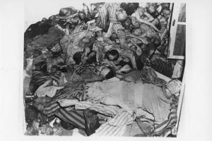 Seconda guerra mondiale - Nazismo - Germania - Campo di concentramento di Dachau - Baracca, interno - Cumulo di cadaveri - "Pigiama a strisce"