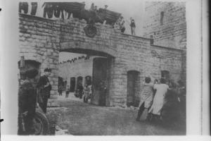 Seconda guerra mondiale - Austria - Campo di concentramento di Mauthausen-Gusen - Liberazione - Porta di ingresso - Abbattimento della statua con l'aquila nazista e la croce uncinata (svastica) - Deportati sopravvissuti spagnoli - Militari americani