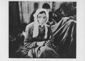 Seconda guerra mondiale - Germania - Campo di concentramento di Bergen Belsen - Nazismo - Liberazione - Baracca del lazzaretto, interno - Ritratto femminile: donna sopravvissuta con il tifo