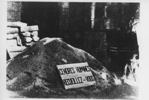 Seconda guerra mondiale - Nazismo - Campo di concentramento - Cumulo di cenere umana - Cartello con scritta "cendres humaines. Recueillez-vous" - Memoriale