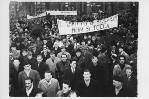 Dopoguerra - Milano (?) - Manifestazione dei lavoratori in piazza - Corteo - Striscioni per il diritto di sciopero e per la nazionalizzazione delle aziende siderurgiche e meccaniche dell'Iri e della Fim