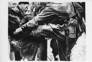 Seconda guerra mondiale - Polonia, Varsavia - Ghetto ebraico - Scena di strada - Soldato tedesco (polizia) - Bambini - Contrabbando di cibo - Nazismo