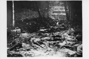 Seconda guerra mondiale - Nazismo - Germania - Gardelegen - Massacro di Gardelegen - Stalla, interno - Prigionieri carbonizzati bruciati vivi - Cadaveri