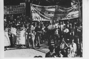 Dopoguerra - Città, Reggio Calabria / Roma (?) - Manifestazione sindacale unitaria dei lavoratori - Corteo - Striscioni contro l'intransigenza padronale, per la piena occupazione nel mezzogiorno