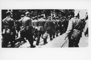 Seconda guerra mondiale - Resistenza - Genova (?) liberata dai partigiani - Via XX Settembre - Sfilata delle truppe tedesche disarmate in ritirata scortate dai partigiani