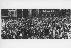 Seconda guerra mondiale - Resistenza - Liberazione di Milano - Piazza del Duomo - Festeggiamenti - Partigiani - Folla di cittadini