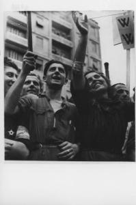 Seconda guerra mondiale - Liberazione dal nazifascismo - Milano (?) - Festeggiamenti in piazza - Uomo e donna sorridenti