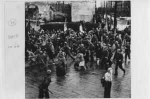 Dopoguerra - Città, Milano - Manifestazione del 25 aprile, anniversario della liberazione - Piazzale Loreto - Corteo - Polizia, reparto celere, carica i manifestanti