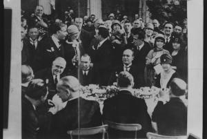 Italia - Incontro di Benito Mussolini con gli industriali - Pranzo - Commensali intorno al tavolo - Folla