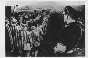 Seconda guerra mondiale - Nazismo - Austria (?) - Campo di concentramento di Mauthausen-Gusen (?) - Kommando di prigionieri con pigiama a strisce ("zebrati") - Marcia - Lavori forzati - SS