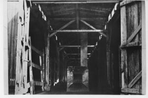Nazismo - Polonia - Campo di concentramento / Campo di sterminio di Auschwitz-Birkenau - Interno di baracca vuota - Dormitorio