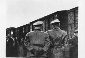 Seconda guerra mondiale - Nazismo - Paesi Bassi, Midden-Drenthe - Campo di transito di Westerbork - Banchina della stazione - Deportazione di ebrei - Ufficiali nazisti in divisa - Treno con vagoni bestiame