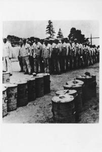 Seconda guerra mondiale - Germania - Nazismo - Campo di concentramento di Flossenbürg - Appello prima della distribuzione del cibo - Prigionieri con pigiama a strisce ("zebrati") in fila - Bidoni