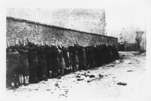Seconda guerra mondiale - Polonia, Varsavia - Ghetto ebraico - Repressione della rivolta della popolazione ebraica - Strada - Arresto di massa di ebrei: uomini e donne di schiena con le mani alzate contro un muro - Antisemitismo - Nazismo