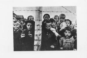 Seconda guerra mondiale - Russia (allora occupata dalla Germania), Carelia, Petrozavodsk - Campo di concentramento / trasferimento di Petrozavodsk gestito dalla Finlandia - Ritratto di gruppo: bambini orfani russi dietro a reticolato con filo spinato