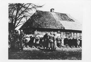 Seconda guerra mondiale - Nazismo - Occupazione della Russia (?) - Arresto di massa di ebrei/civili (?) da parte di SS in divisa - Uomini e donne di schiena con le mani alzate contro lo steccato si un'isba (abitazione rurale russa) - Deportazione