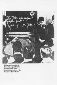 Nazismo - Germania - Scuola - Aula, interno - Umiliazione di studenti ebrei in piedi - Lavagna con la scritta "L'ebreo è il nostro nemico più grande! Guardatevi dall'ebreo!" - Antisemitismo