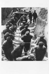 Seconda guerra mondiale - Nazismo - Austria - Campo di concentramento di Mauthausen - Lavori forzati - Cava di pietra - Kommando di prigionieri con pigiama a strisce ("zebrati") tira carrello con il numero 6 carico di pietre
