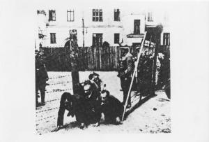 Seconda guerra mondiale - Nazismo - Lituania, Kovno (?) - Ghetto ebraico - Ingresso con cancello e filo spinato - Uomini ebrei costretti a gattoni - SS in divisa - Antisemitismo