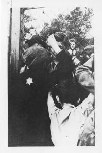 Seconda guerra mondiale - Nazismo - Polonia, Lodz - Ghetto ebraico - Prigione di via Czarnecki - Bambini ebrei salutano i genitori attraverso la recinzione prima della deportazione - Stella di David sui vestiti - Antisemitismo