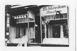 Nazismo - Notte dei cristalli - Germania, Berlino - Vetrine distrutte del negozio condotto da ebrei "Lichtenstein Taschen (borse)" - Antisemitismo