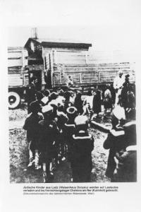 Seconda guerra mondiale - Polonia, Lodz - Azione "Gehsperre": deportazione dal ghetto di Lodz al campo di sterminio di Chelmno - Bambini ebrei della colonia Marysin verso il treno - Camion - Antisemitismo - Nazismo