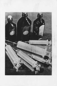Nazismo - Flaconi di veleno e siringhe usati dai medici SS per impartire l'ultima "terapia" ai prigionieri deportati - Campo di concentramento - Esperimenti