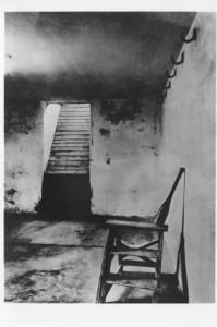 Seconda guerra mondiale - Nazismo - Germania - Campo di concentramento di Buchenwald - Cantina / Stanza sotterranea di tortura - Ganci alle pareti e mazza