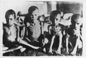 Seconda guerra mondiale - Germania - Campo di concentramento di Ravensbrück - Nazismo - Ritratto di gruppo: bambini nudi e scheletrici sopravvissuti
