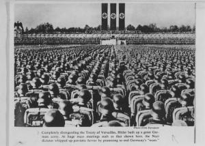 Nazismo - Germania, Norimberga - Giornata nazionale del partito nazista - Raduno delle forze armate tedesche (Wehrmacht) - Veduta dall'alto - Soldati schierati in divisa - Stendardi con croce uncinata (svastica)