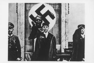 Germania, Berlino - Tribunale del popolo - Interno di aula - Processo a seguito dell'attentato a Hitler del 20 luglio 1944 - Ritratto maschile: Roland Freisler, giudice tedesco del Terzo Reich - Saluto nazista - Svastica - Nazismo