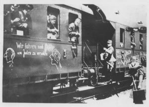 Seconda guerra mondiale - Nazismo - Germania - Treno con scritte antisemite ("Andiamo in Polonia per suonarle agli ebrei") diretto in Polonia - Militari tedeschi a bordo