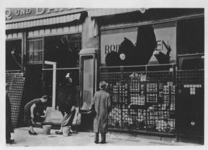 Nazismo - Notte dei cristalli - Germania, Berlino, Potsdamer Strasse - Vetrine distrutte di un negozio condotto da ebrei - Antisemitismo