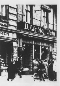 Nazismo - Notte dei cristalli - Germania, Berlino - Vetrine distrutte del negozio "Lichtenstein" condotto da ebrei - Passanti - Antisemitismo