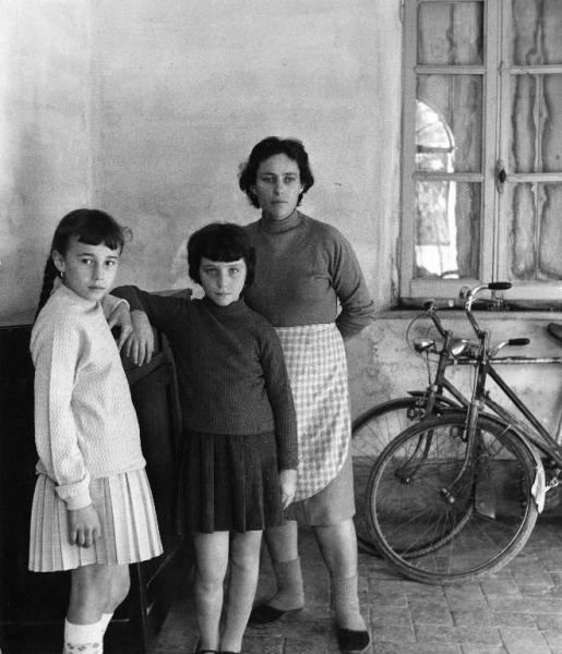 Gente del Po. San Benedetto Po - Ritratto di gruppo - Donna adulta con due ragazzine (madre con figlie)