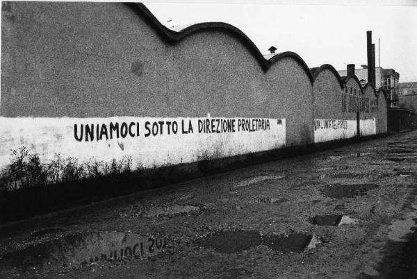 Scritte murali. Paderno Dugnano (?) - Paesaggio industriale - Fabbrica "La Dugnanese" - Muro perimetrale - Scritte murali