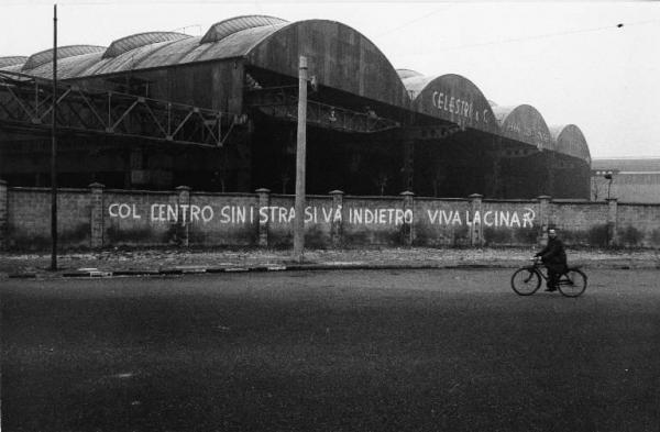 Scritte murali. Sesto San Giovanni - Paesaggio industriale - Fabbrica "Celestri & C." - Capannoni - Muro di cinta - Scritta murale - Uomo in bicicletta
