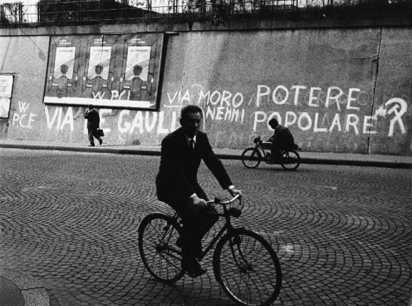 Scritte murali. Sesto San Giovanni - Sottopassaggio Campari (?) - Scritte murali - Manifesti - Uomo in bicicletta