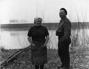 Gente del Po. San Benedetto Po, nei dintorni di - Campagna - Argine del fiume Po - Ritratto di coppia - Uomo e donna - Fascina di legna
