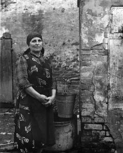 Gente del Po. San Benedetto Po, nei dintorni di - Abitazione - Cortile - Ritratto femminile - Donna adulta - Fontana