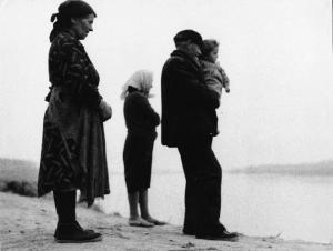 Gente del Po. San Benedetto Po, nei dintorni di - Argine del fiume Po - Ritratto di gruppo - Adulto con bambina in braccio e due donne