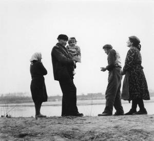 Gente del Po. San Benedetto Po, nei dintorni di - Argine del fiume Po - Ritratto di gruppo - Anziani con bambina in braccio
