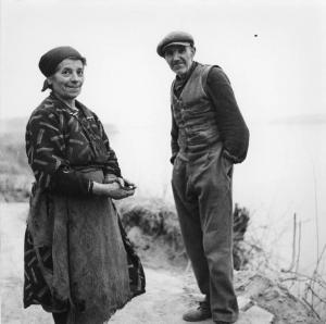Gente del Po. San Benedetto Po, nei dintorni di - Argine del fiume Po - Ritratto di coppia - Uomo e donna anziani