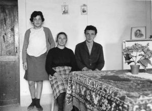 Gente del Po. San Benedetto Po - Abitazione, interno - Sala - Ritratto di gruppo - Donna adulta con i due figli - Ritratti fotografici