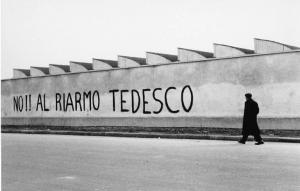 Scritte murali. Sesto San Giovanni - Paesaggio industriale - Fabbrica - Muro perimetrale - Scritta murale - Uomo